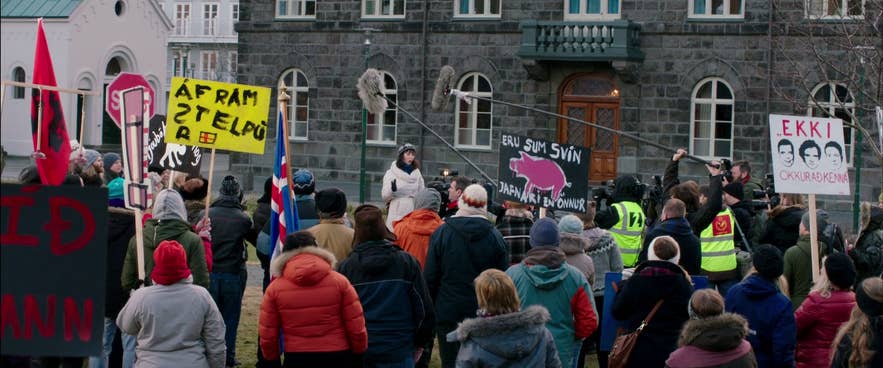 Una scena di protesta davanti al Parlamento islandese nel film The Fifth Estate