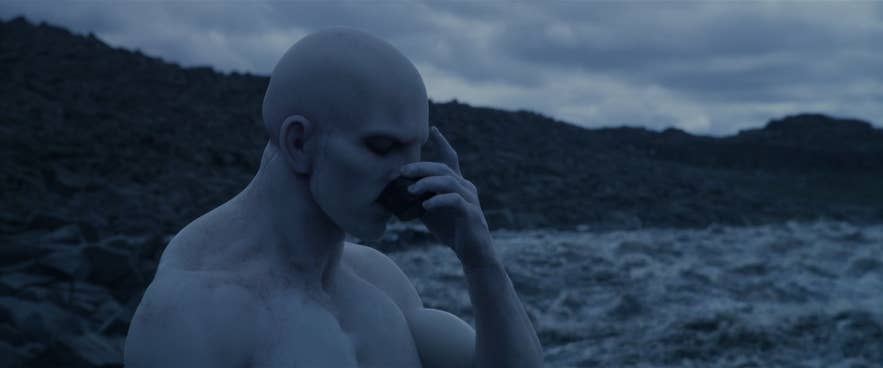 Der Ingenieur im Film Prometheus am Dettifoss-Wasserfall in Island
