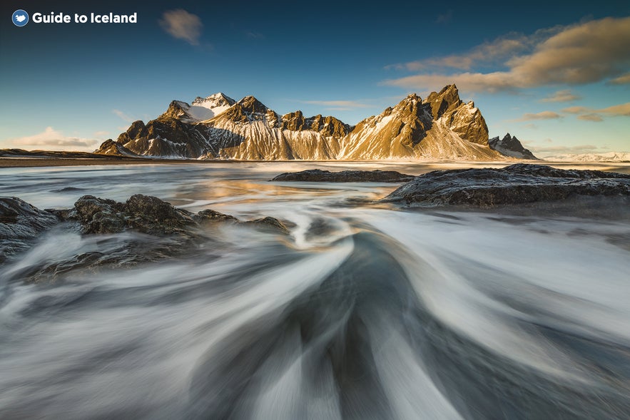 Il monte Brunnhorn è una grande meraviglia della natura nel sud-est dell'Islanda.