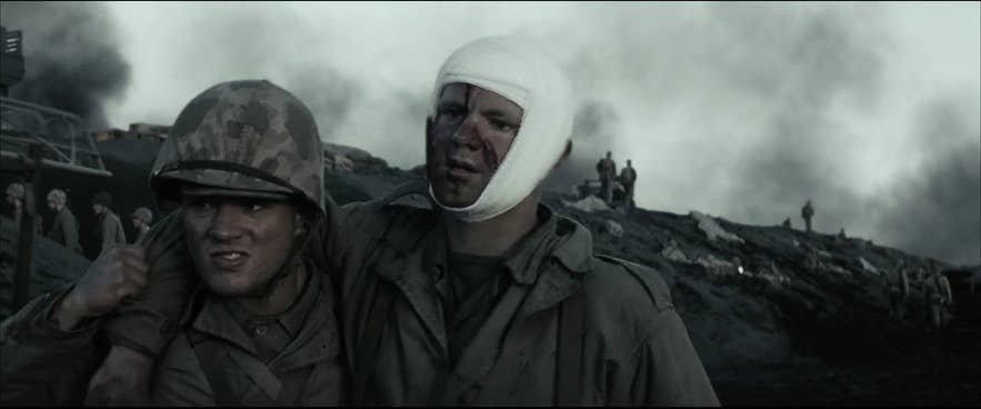 Ryan Phillippe and Haukur Páll Valdimarsson ในภาพยนตร์เรื่อง Flags of Our Fathers ซึ่งถ่ายทำที่หาดแซนด์วิกในประเทศไอซ์แลนด์