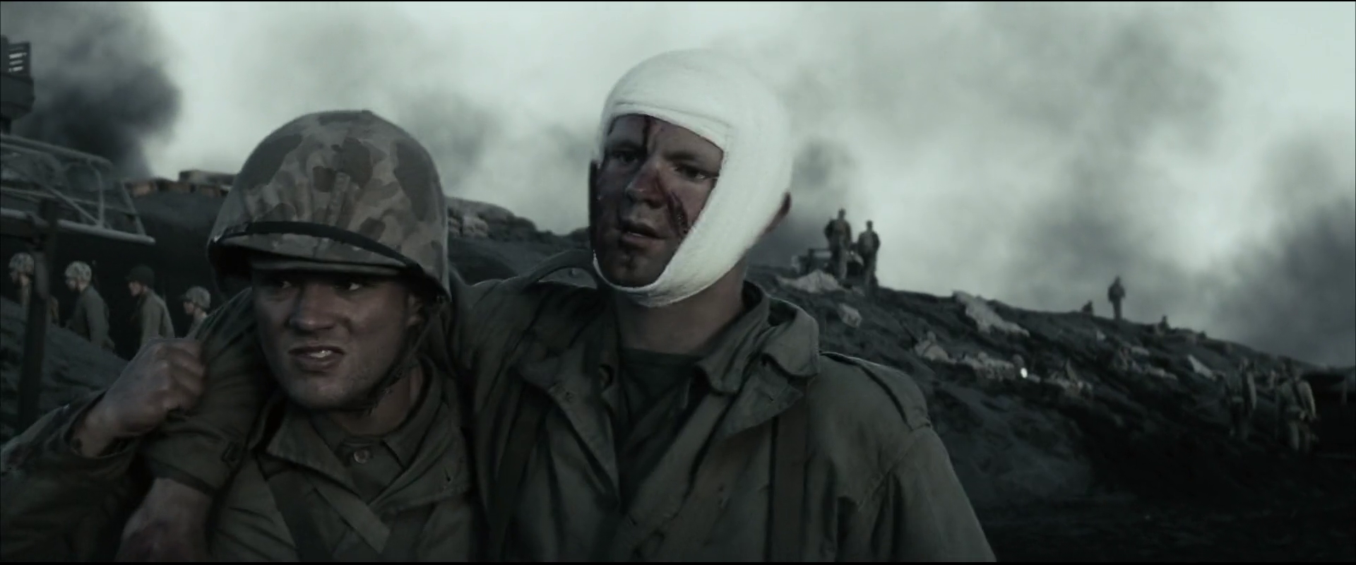 Ryan Phillippe und Haukur Pall Valdimarsson im Film Flags of Our Fathers, gedreht am Strand von Sandvik in Island