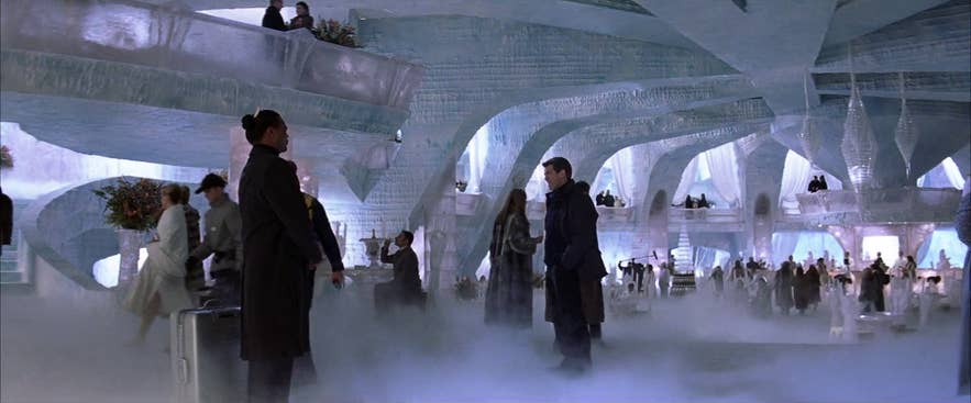 โรงแรมน้ำแข็งใน Die Another Day ซึ่งควรจะอยู่ในไอซ์แลนด์