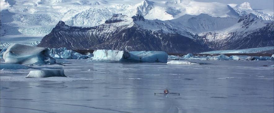 Beginn einer Verfolgungsszene über die zugefrorene Lagune von Jokularlon im Film Stirb an einem anderen Tag