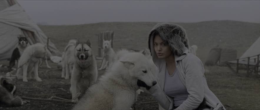 Анджелина Джоли в роли Лары Крофт в сцене, снятой в Исландии