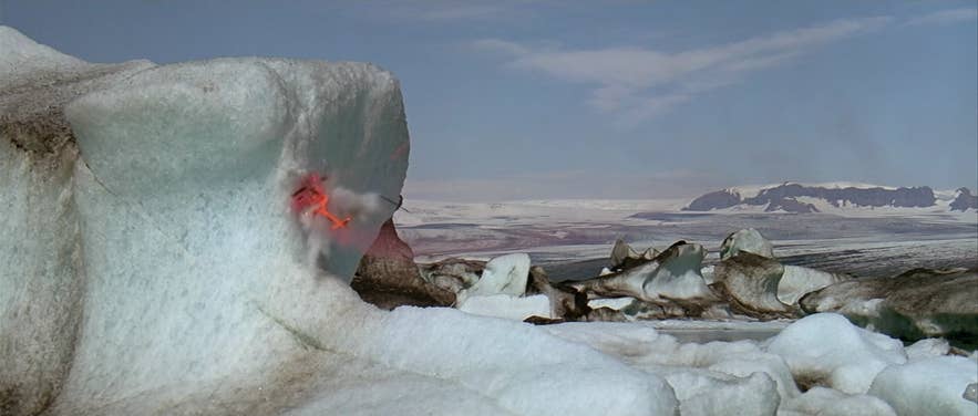 Un elicottero si schianta contro gli iceberg della laguna glaciale Jokulsarlon nel film Bersaglio mobile