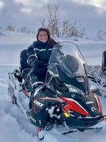 Komm mit auf eine spannende einstündige Schneemobilsafari im Myvatn-Naturreservat, die auf der Hella Farm startet.