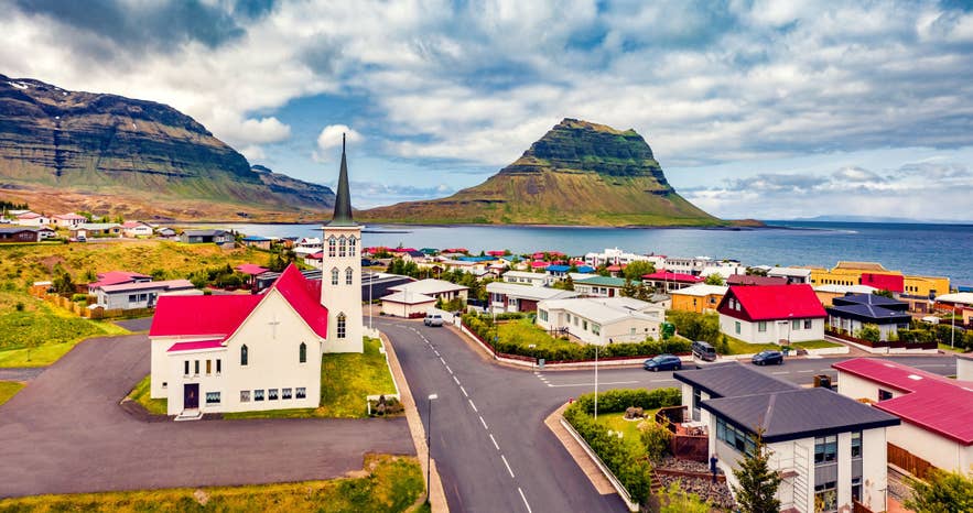 Luftfoto af Grundarfjörður med Kirkjufell-bjerget i baggrunden på Snæfellsnes-halvøen.