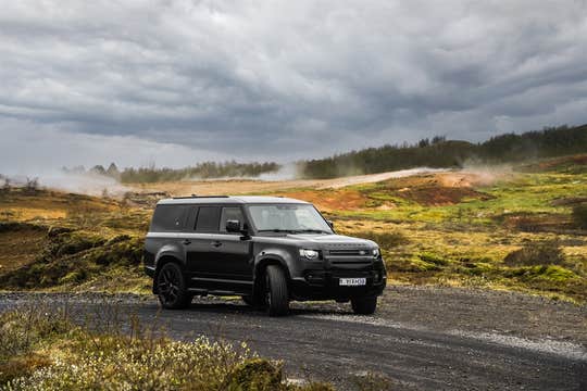Private 1.5-Hour Luxury Transfer from Hotel Grimsborgir to Keflavik International Airport
