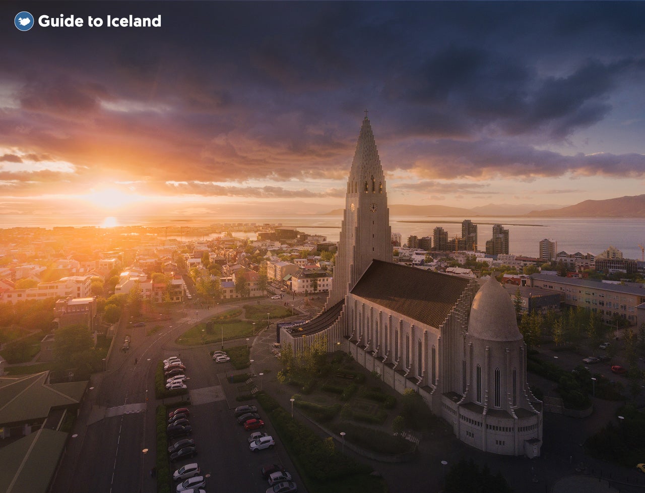 Die Kirche Hallgrimskirkja überragt die Küstenstadt Reykjavik.