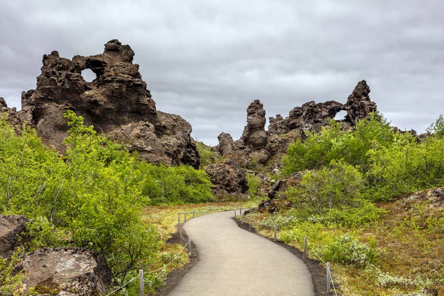 Wanderweg durch die Dimmuborgir-Lavaformationen nahe dem Myvatn in Nordisland – ein Top-Highlight des Diamond Circle.