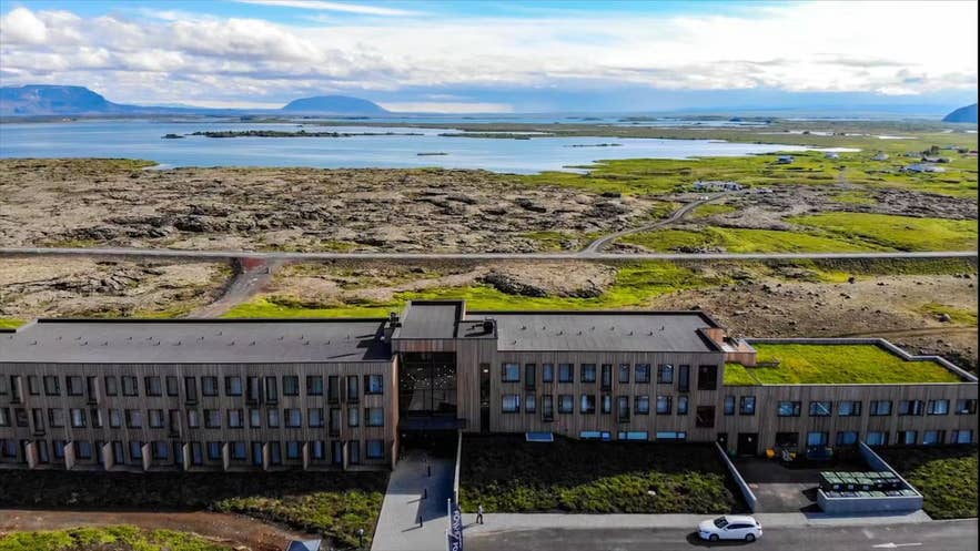 Fosshotel Myvatn in Nordisland mit modernem Design, vulkanischer Landschaft und Seeblick am Diamond Circle.