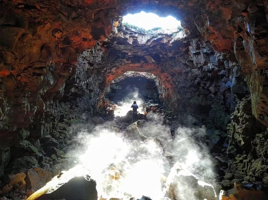 Nelle zone in cui il tetto della grotta è crollato sono apparsi dei lucernari naturali.