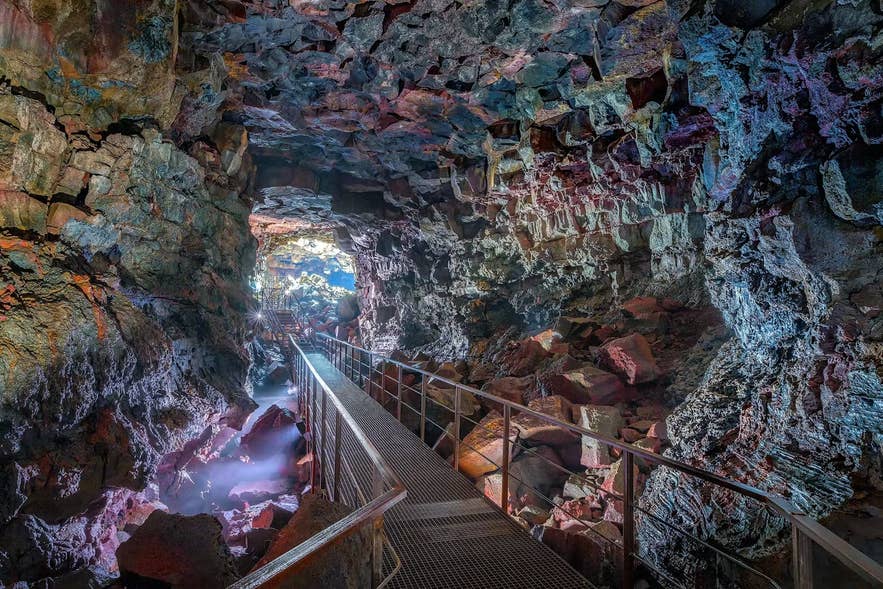 Binnenin Raufarholshellir, een van de langste lavatunnels van IJsland. Binnenin Raufarholshellir, een van de langste lavatunnels van IJsland.