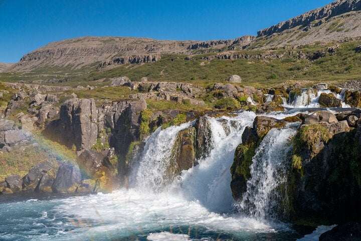 Plusieurs petites et magnifiques cascades mènent à la cascade de Dynjandi dans les Fjords de l'Ouest.