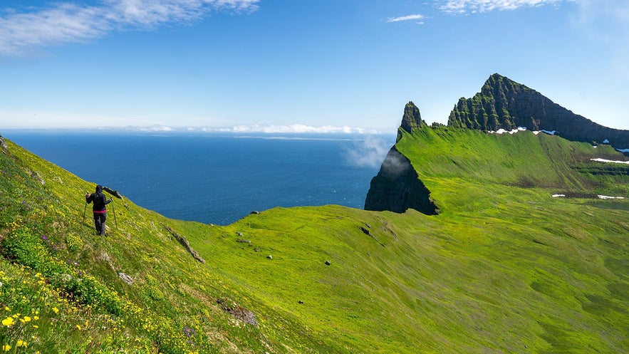 Dramatische Hornbjarg-Klippe im Hornstrandir-Naturschutzgebiet, einem der versteckten Juwelen Islands