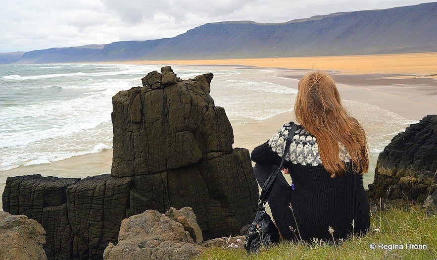 Nimm dir Zeit für einen Spaziergang am ruhigen Strand von Raudasandur