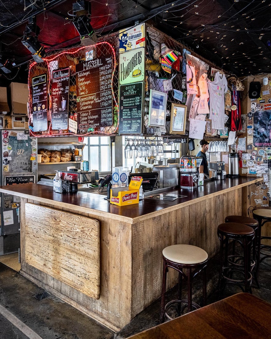 El interior de Tommi's Burger Joint en Reikiavik, Islandia.