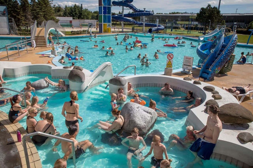 Una de las piscinas de Laugardalslaug en Reikiavik