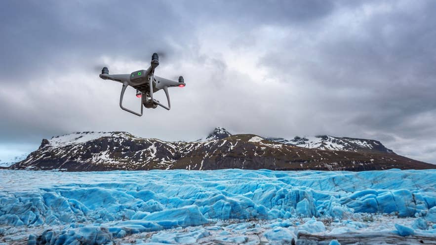 Fotografen lieben es, mit Drohnen rund um den Vatnajökull-Gletscher in Island zu fliegen und Gletscher sowie zerklüftete Gipfel einzufangen. Fotografen lieben es, mit Drohnen rund um den Vatnajökull-Gletscher in Island zu fliegen und Gletscher sowie zerklüftete Gipfel einzufangen.