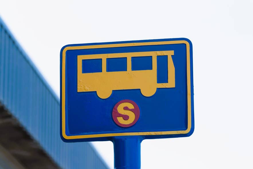 Znak przystanku autobusowego Straeto na Islandii — lokalne autobusy łączące Reykjavik z miastami w całym kraju.
