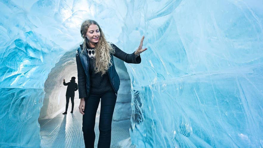Podróżny zwiedzający wystawę Perlan Ice Cave and Glaciers Exhibition w Reykjaviku — łatwa do odwiedzenia atrakcja na Islandii bez samochodu.