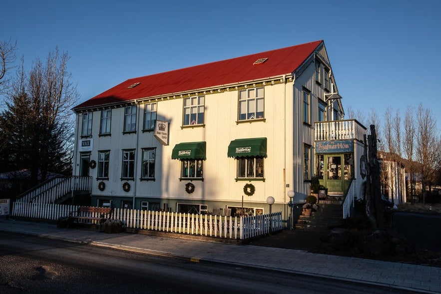 The Bobby Fischer Center is located by the main road.