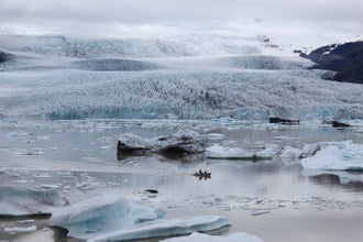 Witness the breathtaking spectacle of Fjallsarlon Lagoon.