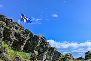 Den isländska flaggan vajar stolt i Thingvellir och symboliserar landets rika arv och outtröttliga anda.