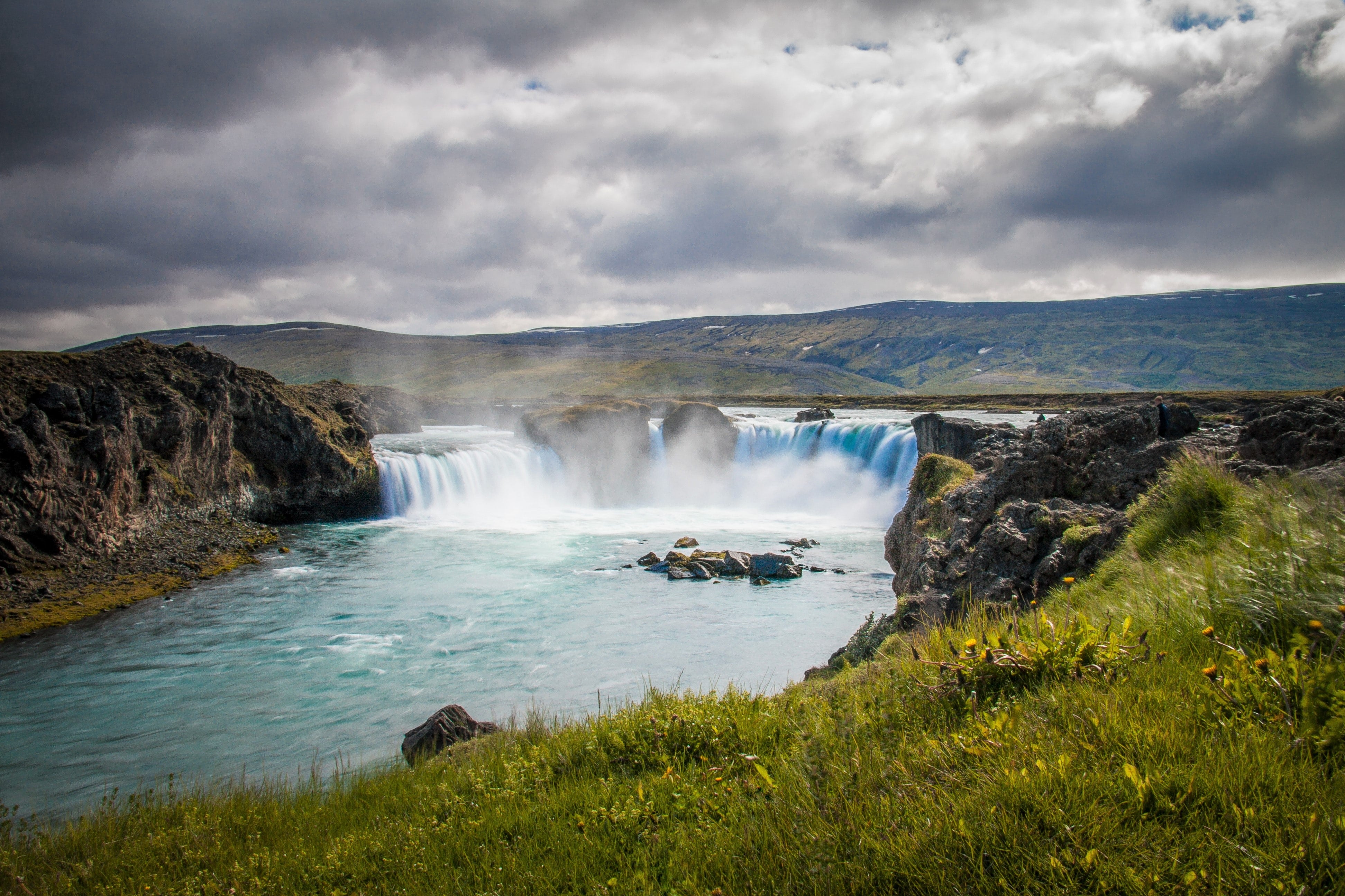 Jumalten vesiputous Godafoss jylisee kaikessa loistossaan.