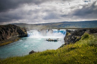La puissante cascade de Goðafoss, où la cascade des dieux rugit dans toute sa gloire.