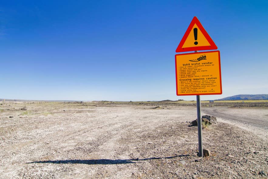 Warning sign along a remote Icelandic Highland road indicating that river crossings require caution.