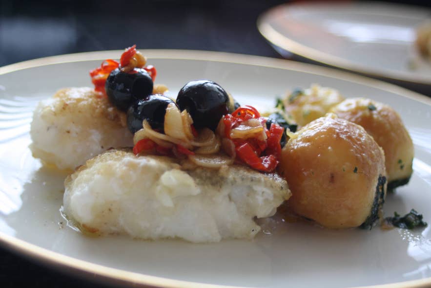 Saltfiskur salted cod with potatoes and olives, a traditional Icelandic preserved fish dish rooted in Iceland’s survival food culture.