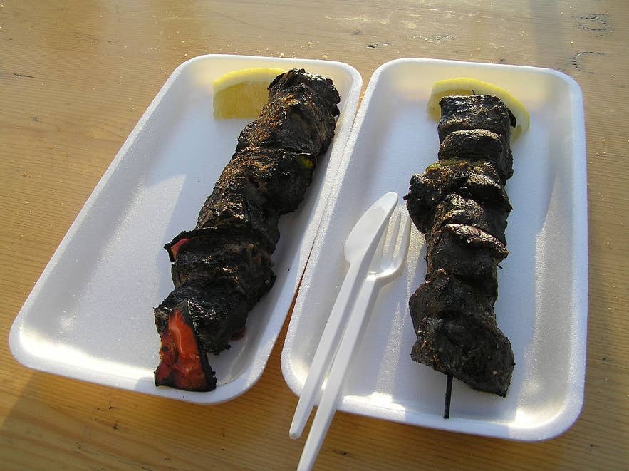 グリルしたミンククジラの串焼き。アイスランドの伝統料理の中でも賛否両論の珍味。