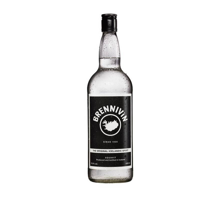 ブレンニビン（ブラックデス）。発酵サメと一緒に飲まれることが多い、アイスランドの伝統的なスピリッツ。