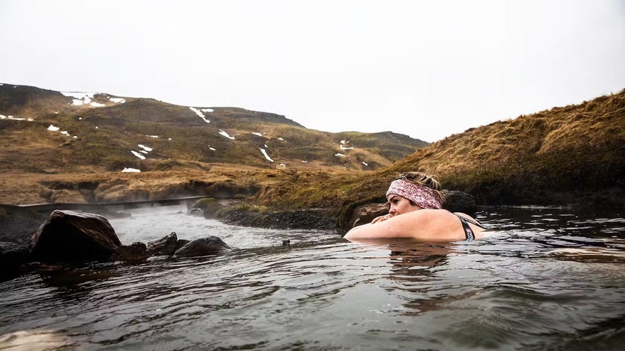 Reykjadalur har en geotermisk flod.