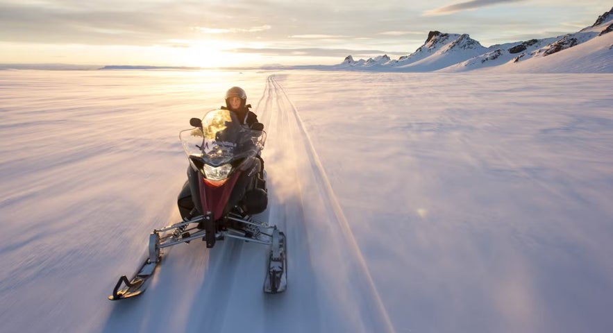 アイスランドの氷河ではスノーモービルを楽しめる