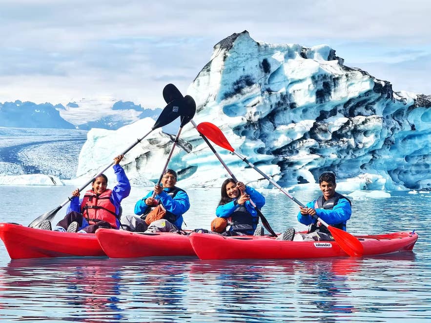 Kayak tra gli iceberg galleggianti della laguna glaciale Jokulsarlon in Islanda ad agosto.