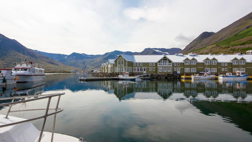 Siglufjordur w północnej Islandii, z górami w tle. Siglufjordur w północnej Islandii, z górami w tle.