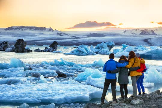 Chinese-Guided South Coast Tour with Jokulsarlon Glacier Lagoon from Reykjavik