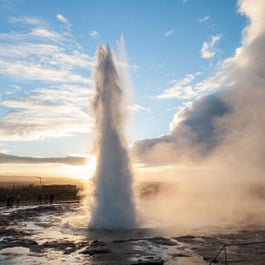 Il geyser Strokkur erutta con grande forza