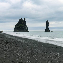 雷尼斯海蚀柱矗立在冰岛南岸的海面上。
