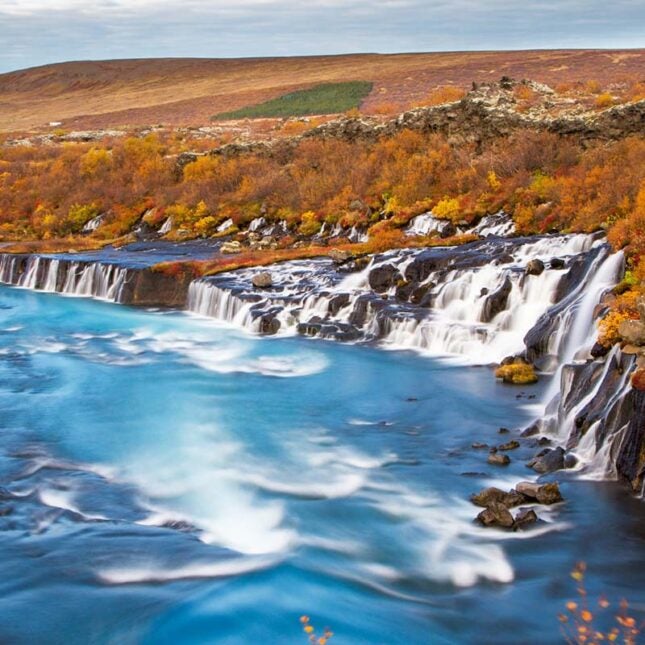 아이슬란드 서부에는 흐라운포사르(Hraunfossar) 폭포가 자리하고 있습니다.