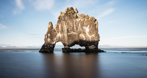 Hvitserkur-klippformationen är en slående naturformation som sticker upp ur havet i nordvästra Island.