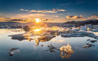 Icebergs illuminés par le coucher de soleil dans le lagon glaciaire de Jökulsárlón, en Islande.