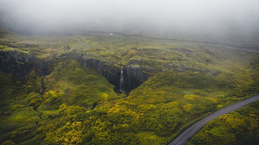 You'll come accross many gravel roads when exploring the Icelandic countryside