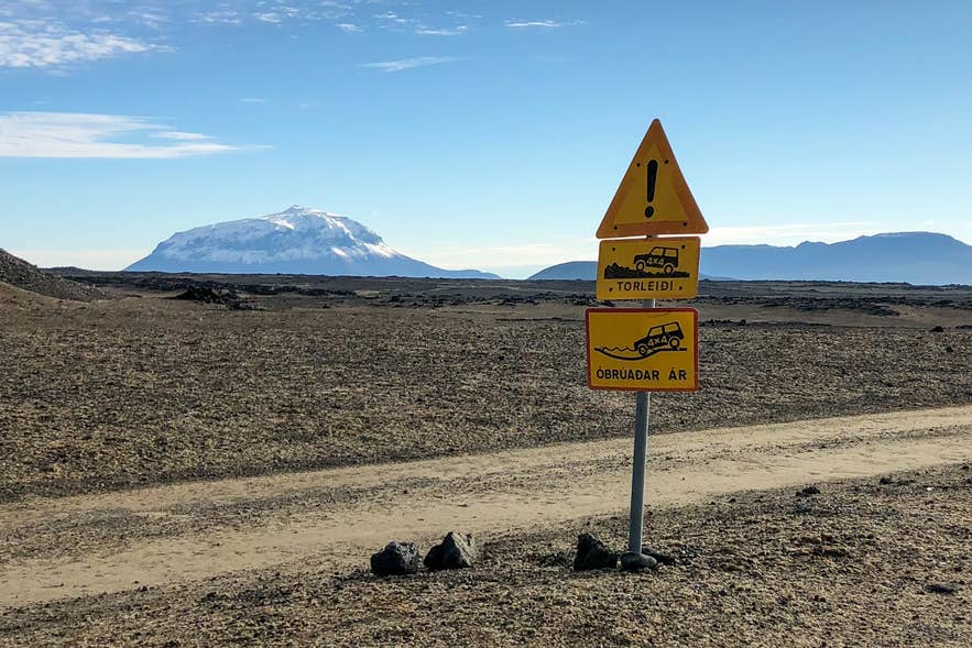 Een onverharde F-weg door het afgelegen vulkanische landschap van de IJslandse Hooglanden. Een onverharde F-weg door het afgelegen vulkanische landschap van de IJslandse Hooglanden.
