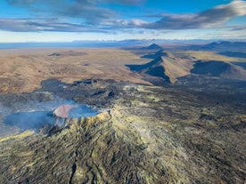 Atmosphère éthérée : fumée et vapeur s'élèvent du cratère massif.