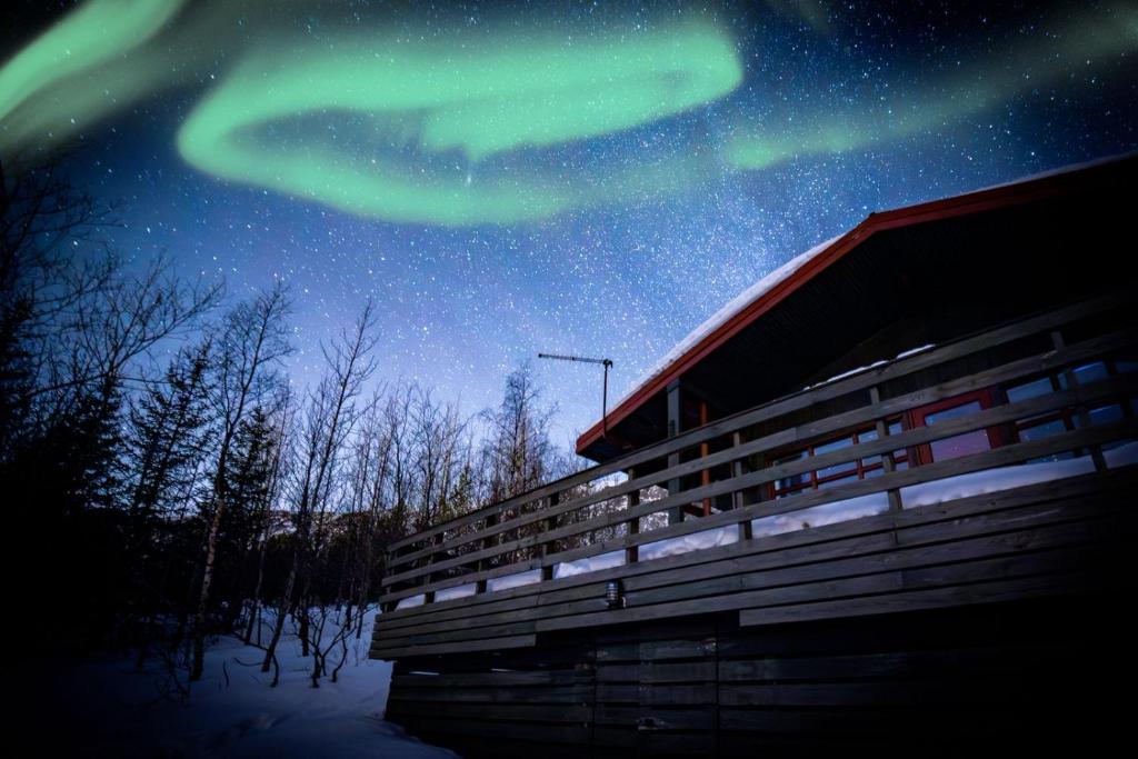 Selið Tradisjonell Hytte med badestamp og innsjøutsikt