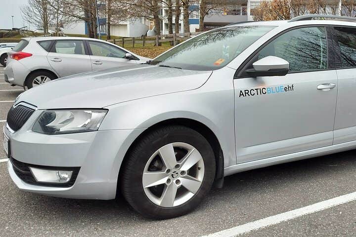 เดินทางด้วยยานพาหนะทันสมัยที่สะดวกสบายระหว่างการเดินทางส่วนตัวจากสนามบินนานาชาติเคฟลาวิกไปยังเมืองเรคยาวิก