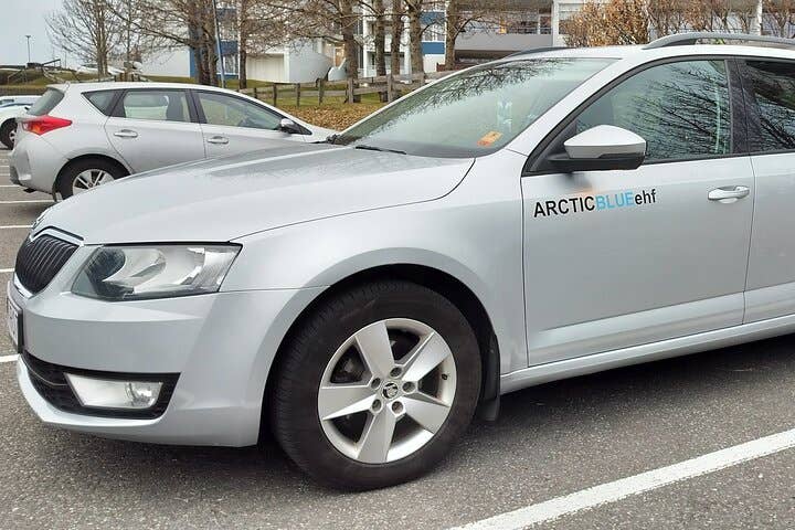 Genieße die Fahrt in einem bequemen, modernen Fahrzeug bei diesem privaten Transfer vom internationalen Flughafen Keflavik nach Reykjavik.